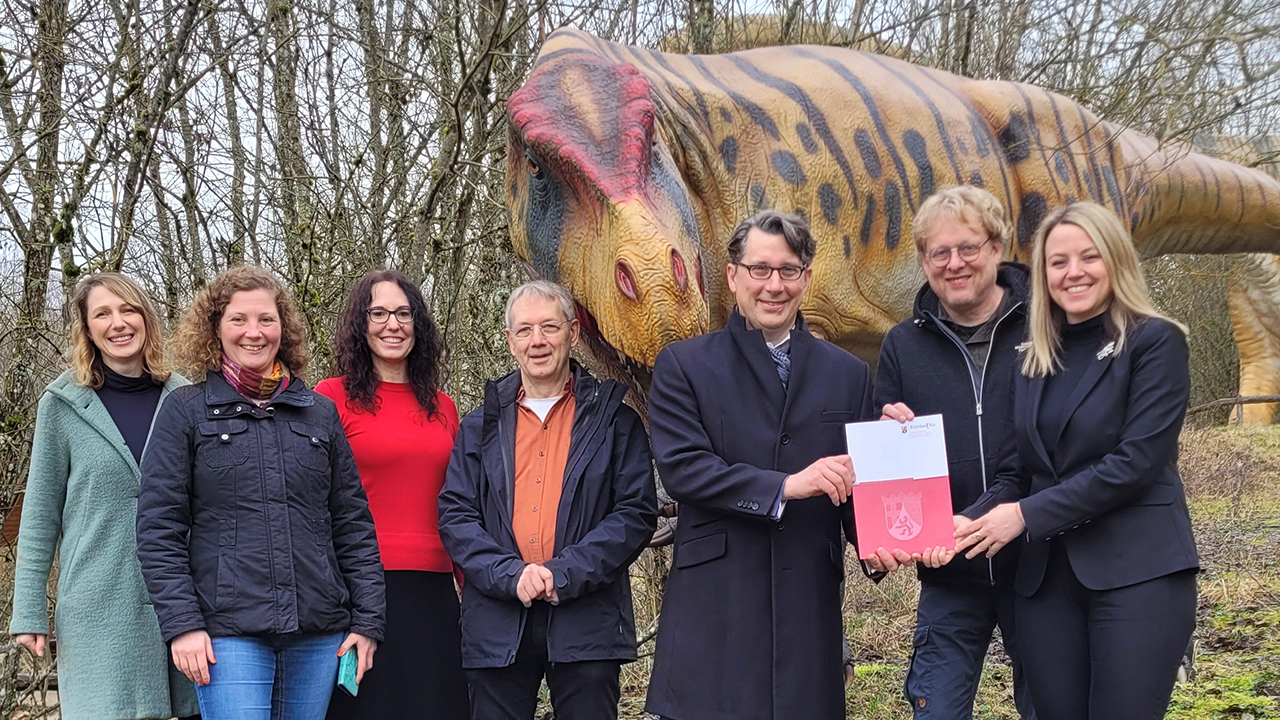 Klimaschutzstaatssekretär Michael Hauer bei der Übergabe des Förderbescheids an die Felsenland Südeifel Tourismus GmbH