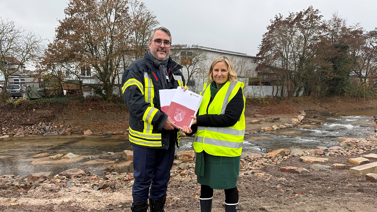 Umwelt- und Mobilitätsministerin Katrin Eder übergibt die Förderbescheide an Oberbürgermeister Marc Weigel