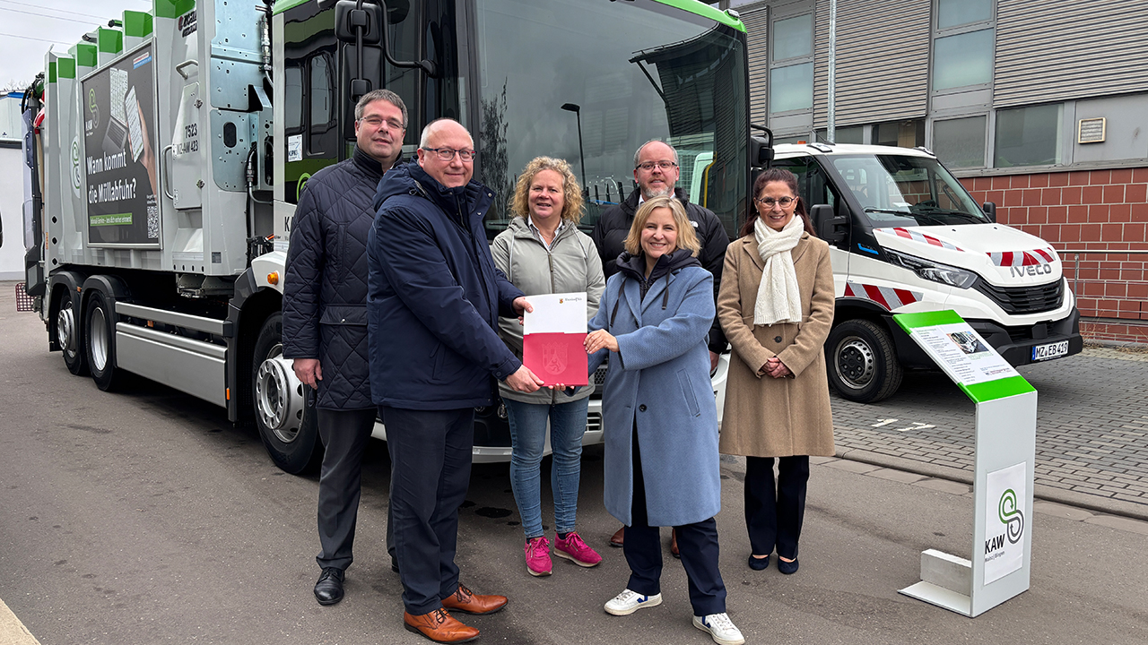 Klimaschutztministerin Katrin Eder bei der Förderbesscheidübergabe und der Besichtigung der neuen Fahrzeuge der Mainzer Entsorgungsbetriebe