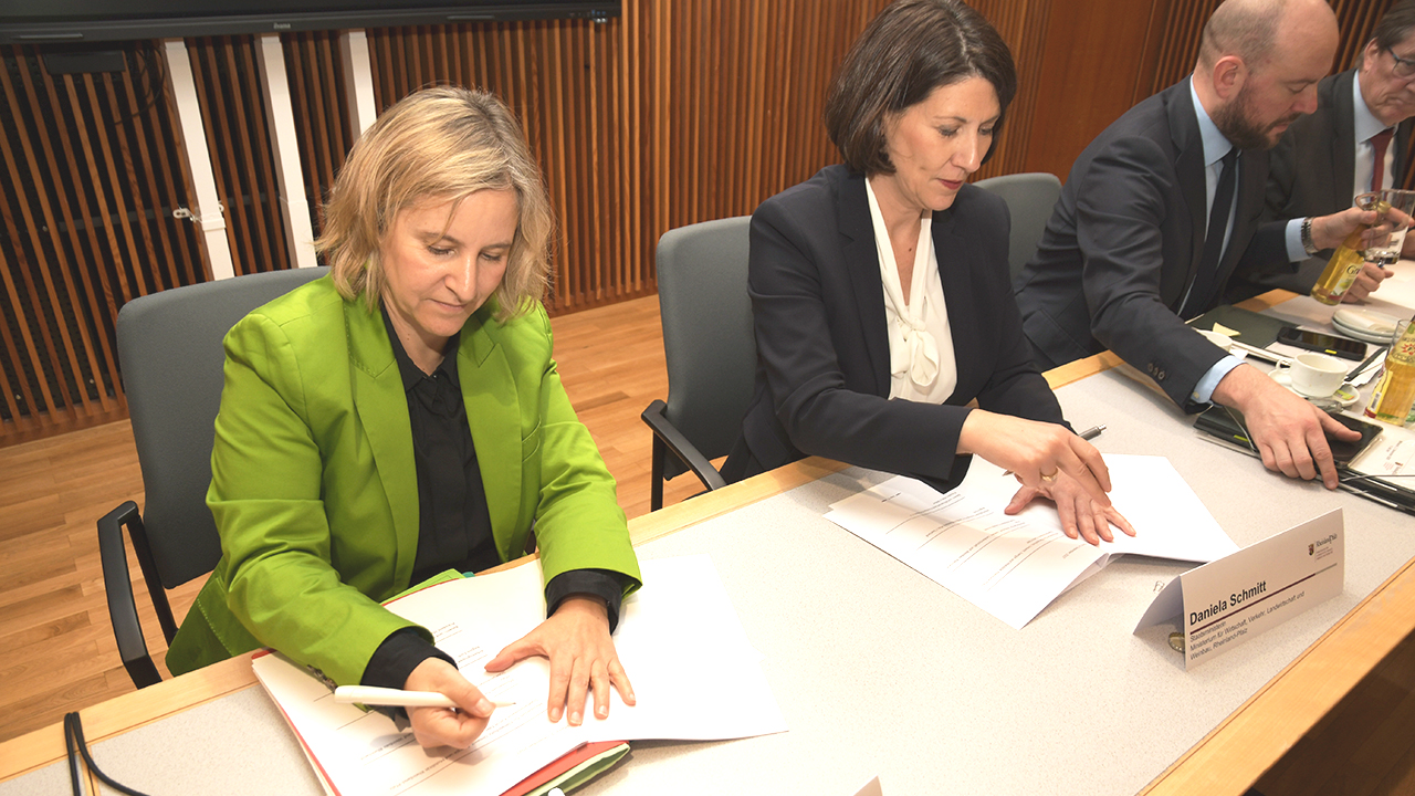 Katrin Eder und Daniela Schmitt unterschreiben die Kooperationsvereinbarung