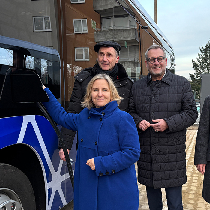 Klimaschutzministerin Katrin Eder beim Laden eines der neuen Elektrobusse in Bingen