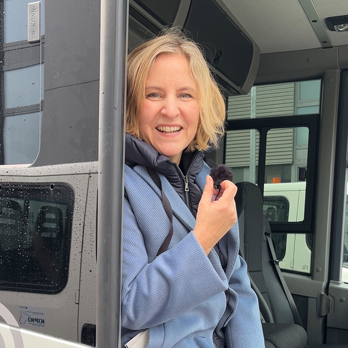 Katrin Eder in einem der neuen Elektro-Fahrzeuge der Mainzer Entsorgungsbetriebe