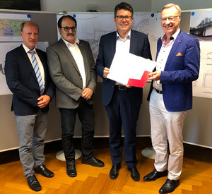 Umweltstaatssekretär Griese überreicht den Förderbescheid für den Umbau der Kläranlage in Billigheim.