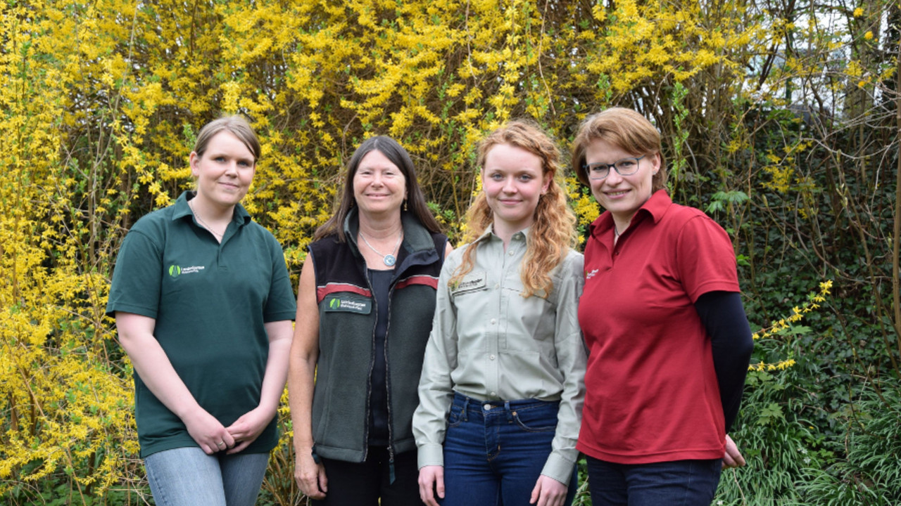 Forstministerin Ulrike Höfken mit Astrid Berens, Julia Koop und Anne-Sophie Knop