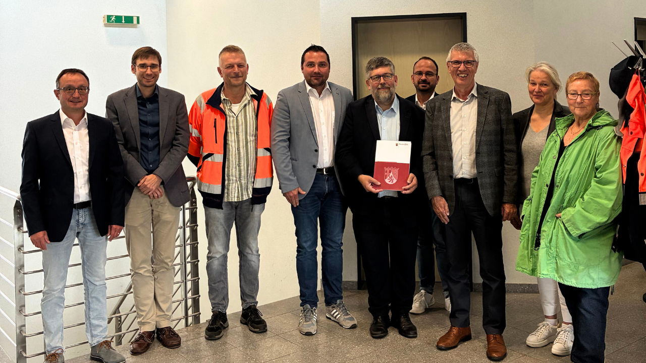 Gruppenbild der Förderbescheidsübergabe mit Staatssekretär Erwin Manz.