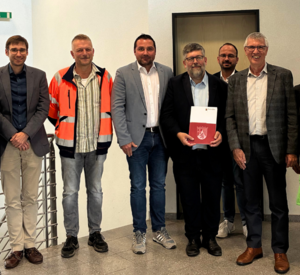 Gruppenbild der Förderbescheidsübergabe mit Staatssekretär Erwin Manz.