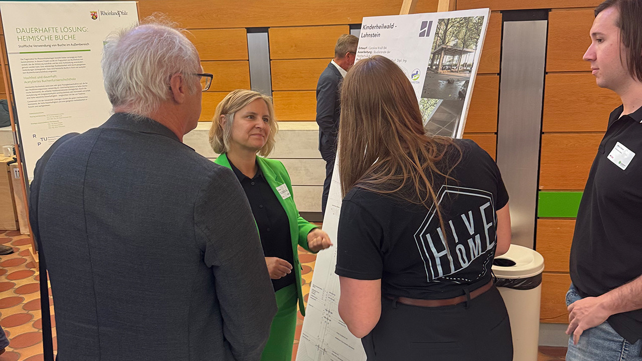 Umweltministerin Katrin Eder im Gespräch mit Teilnehmern des 7. Trierer Waldforums