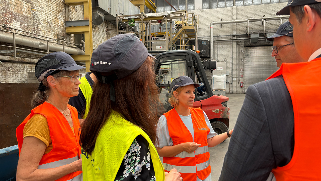 Klimaschutzministerin Katrin Eder besucht den Mainzer Standort des Unternehmens WEPA