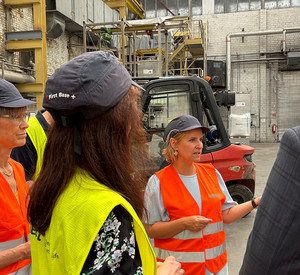 Klimaschutzministerin Katrin Eder besucht den Mainzer Standort des Unternehmens WEPA
