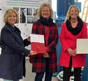 Förderbescheidübergabe mit Katrin Eder, Janina Steinkrüger, Jeanette Wetterling und Prof. Dr. Hannes Kopf