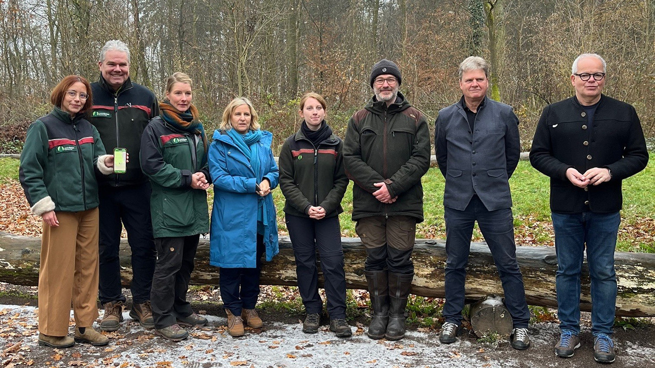 Im Ober-Olmer Wald stellt Klimaschutzministerin Katrin Eder das „WaldEcho Rheinland-Pfalz“ vor
