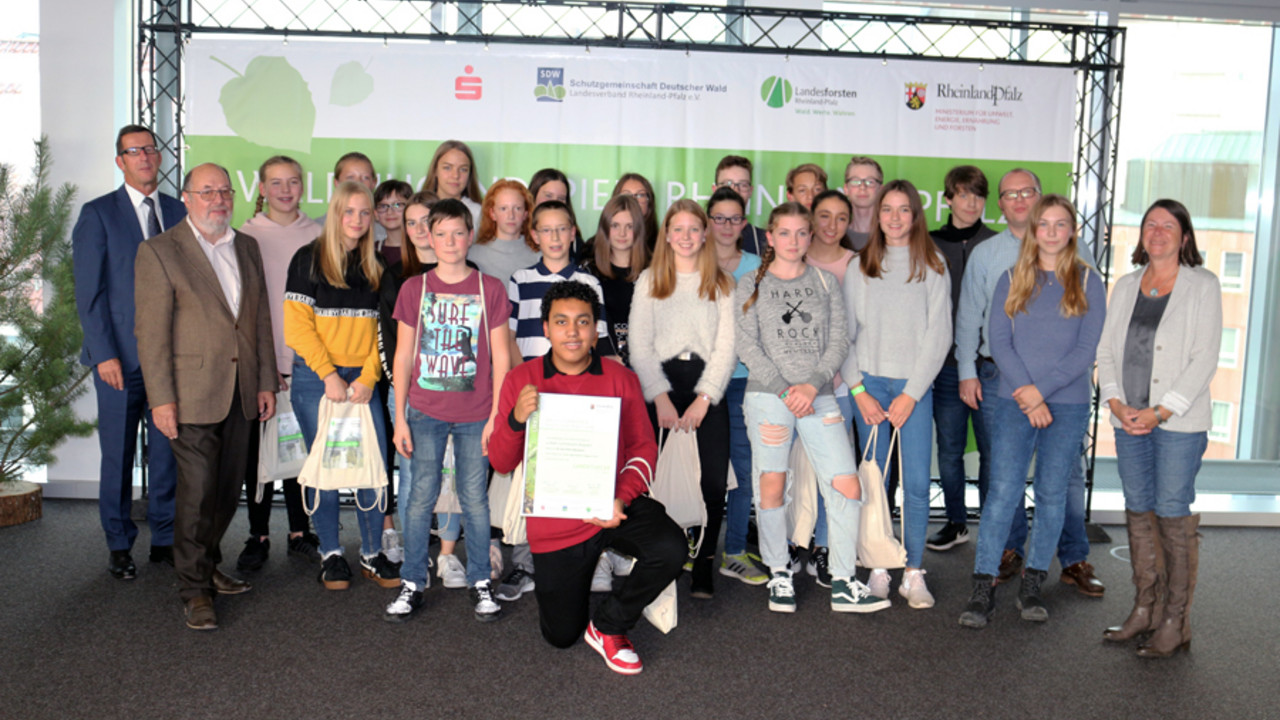 Forstministerin Ulrike Höfken mit der Siegerklasse vom Kant Gymnasium Boppard