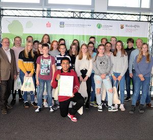 Forstministerin Ulrike Höfken mit der Siegerklasse vom Kant Gymnasium Boppard