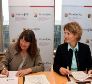 Umweltministerin Höfken und Wirtschaftsministerin Lemke unterzeichnen die Kooperation
