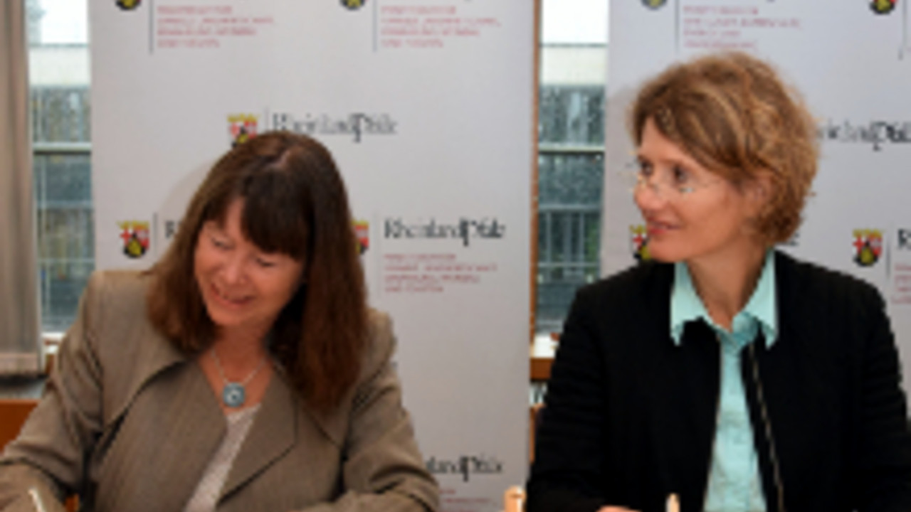 Umweltministerin Höfken und Wirtschaftsministerin Lemke unterzeichnen die Kooperation Umweltministerin Höfken und Wirtschaftsministerin Lemke unterzeichnen die Kooperation