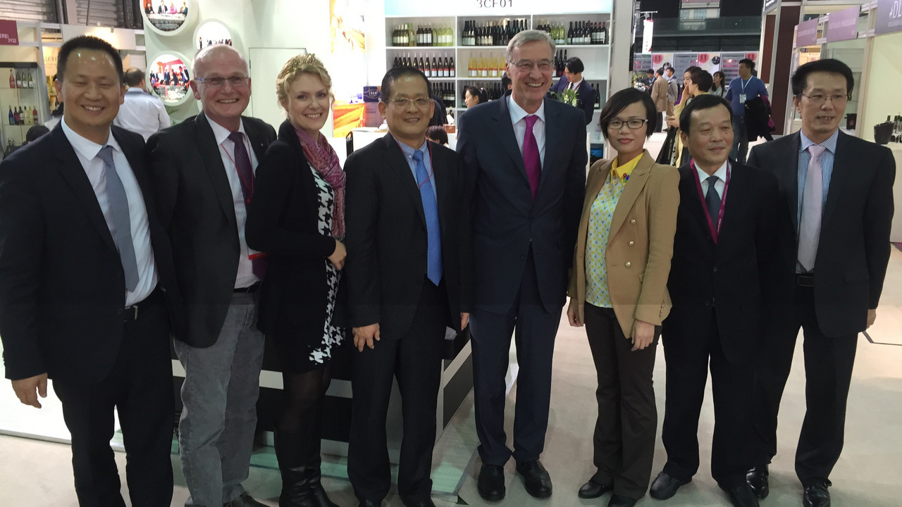Staatssekretär Thomas Griese (4. v. r.) mit dem Minister der Partnerprovinz Fujian, Jang Hui (4. v. l.) sowie mit Lin Xiuyang, der Vizebürgermeisterin der Stadt Changle (3. v. r.), der deutschen Weinkönigin Janina Huhn (3. v. l.)  und dem Projektbetrei