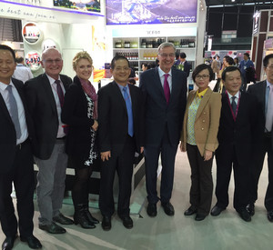 Staatssekretär Thomas Griese (4. v. r.) mit dem Minister der Partnerprovinz Fujian, Jang Hui (4. v. l.) sowie mit Lin Xiuyang, der Vizebürgermeisterin der Stadt Changle (3. v. r.), der deutschen Weinkönigin Janina Huhn (3. v. l.)  und dem Projektbetrei