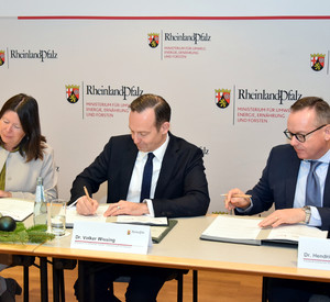 Umweltministerin Ulrike Höfken, Wirtschaftsminister Dr. Volker Wissing sowie Dr. Hendrik Huppert, Vorstandsvorsitzender des BKRI, unterzeichnen die Vereinbarung.