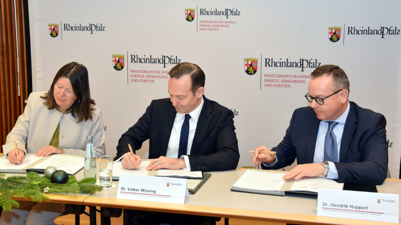 Umweltministerin Ulrike Höfken, Wirtschaftsminister Dr. Volker Wissing sowie Dr. Hendrik Huppert, Vorstandsvorsitzender des BKRI, unterzeichnen die Vereinbarung.