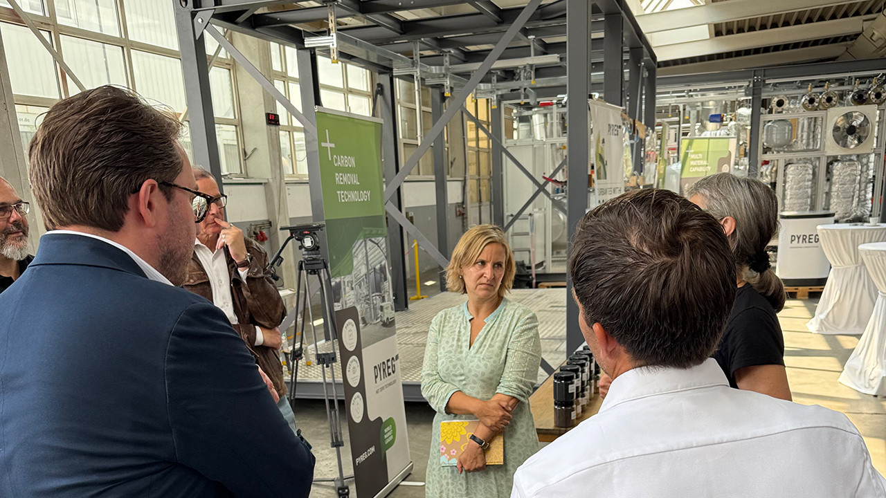 Klimaschutzministerin Katrin Eder bei ihrem Besuch der PYREG GmbH in Dörth