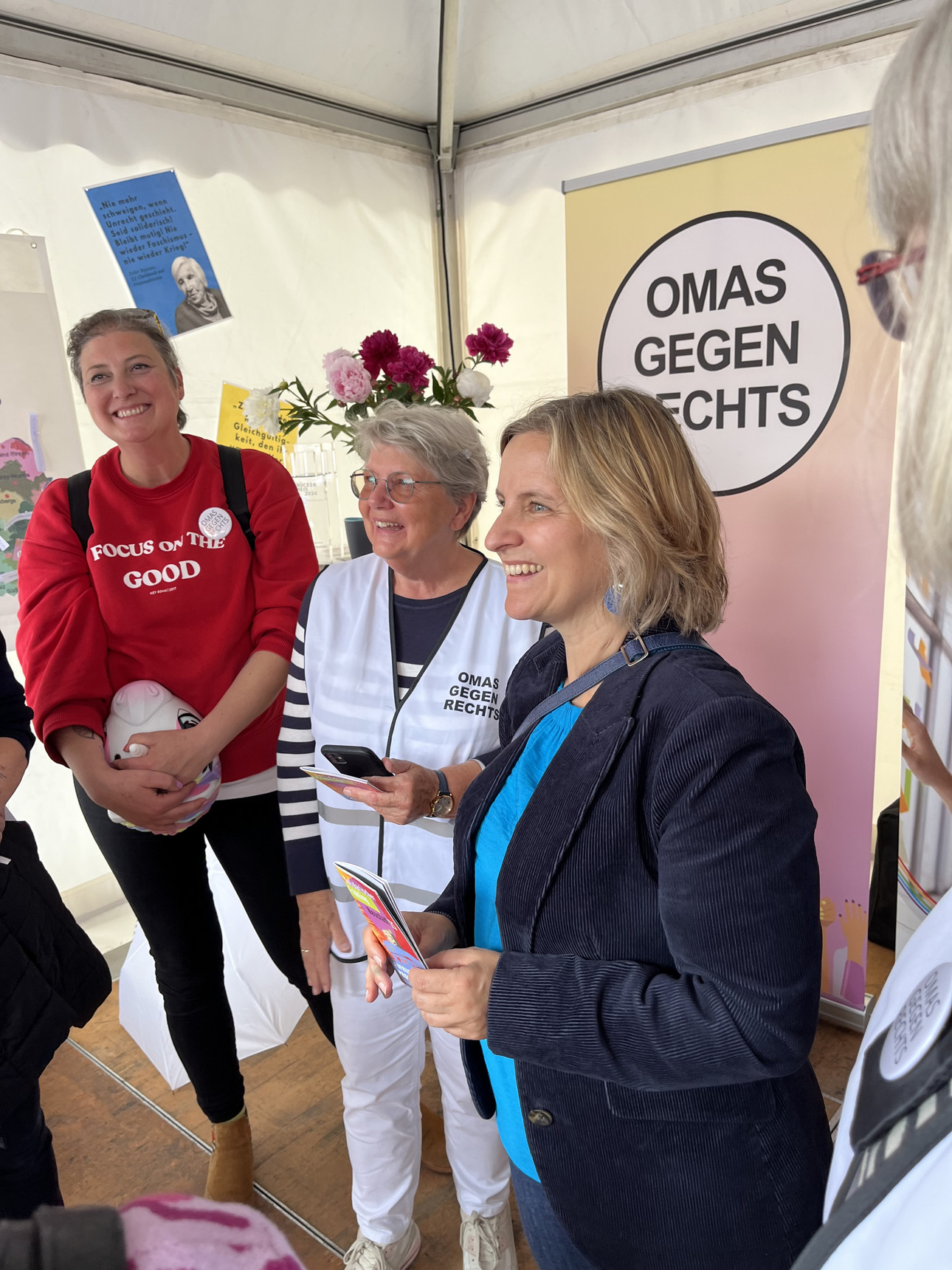 Umweltministerin Katrin Eder am Infostand der "Omas gegen Rechts"