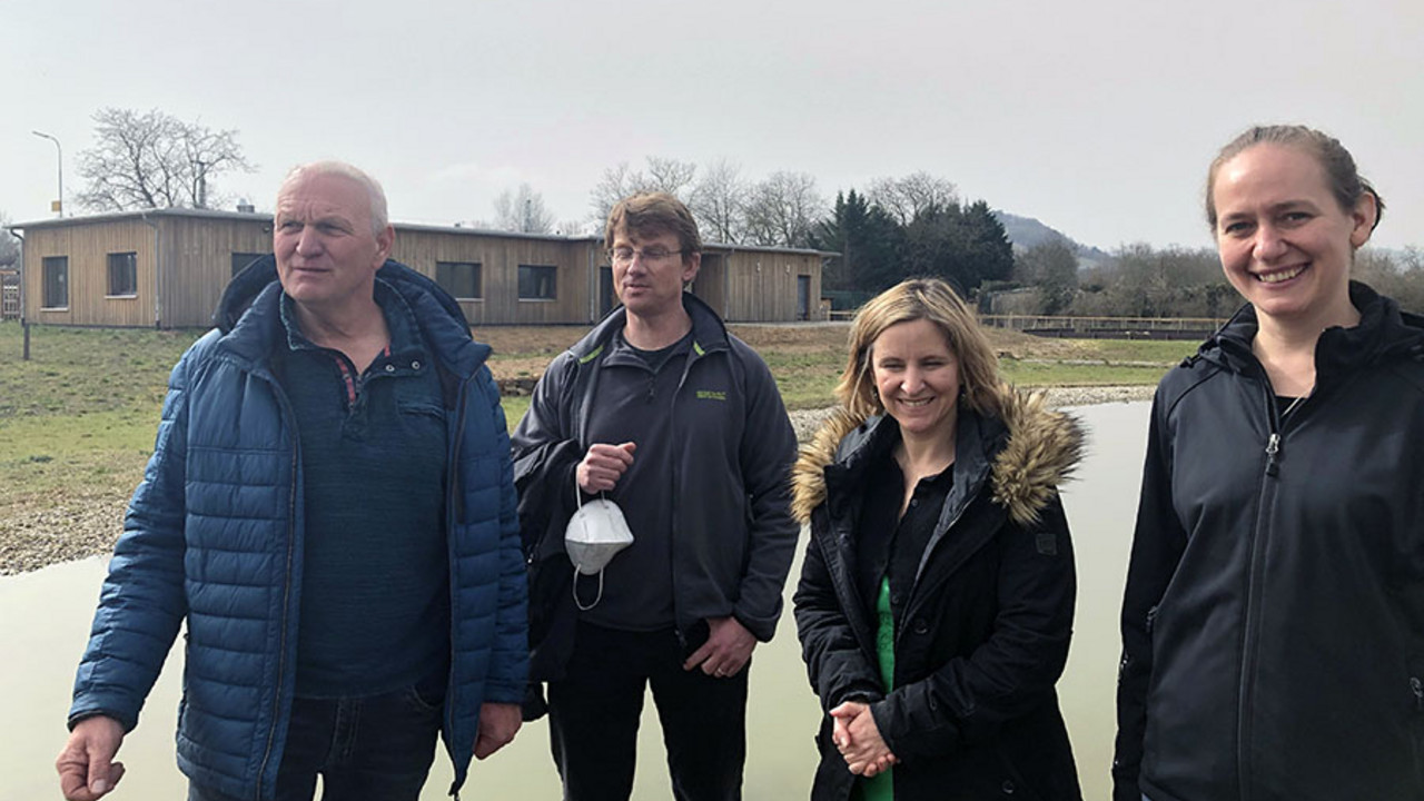 Katrin Eder beim Besuch des NABU-Zentrums Rheinauen