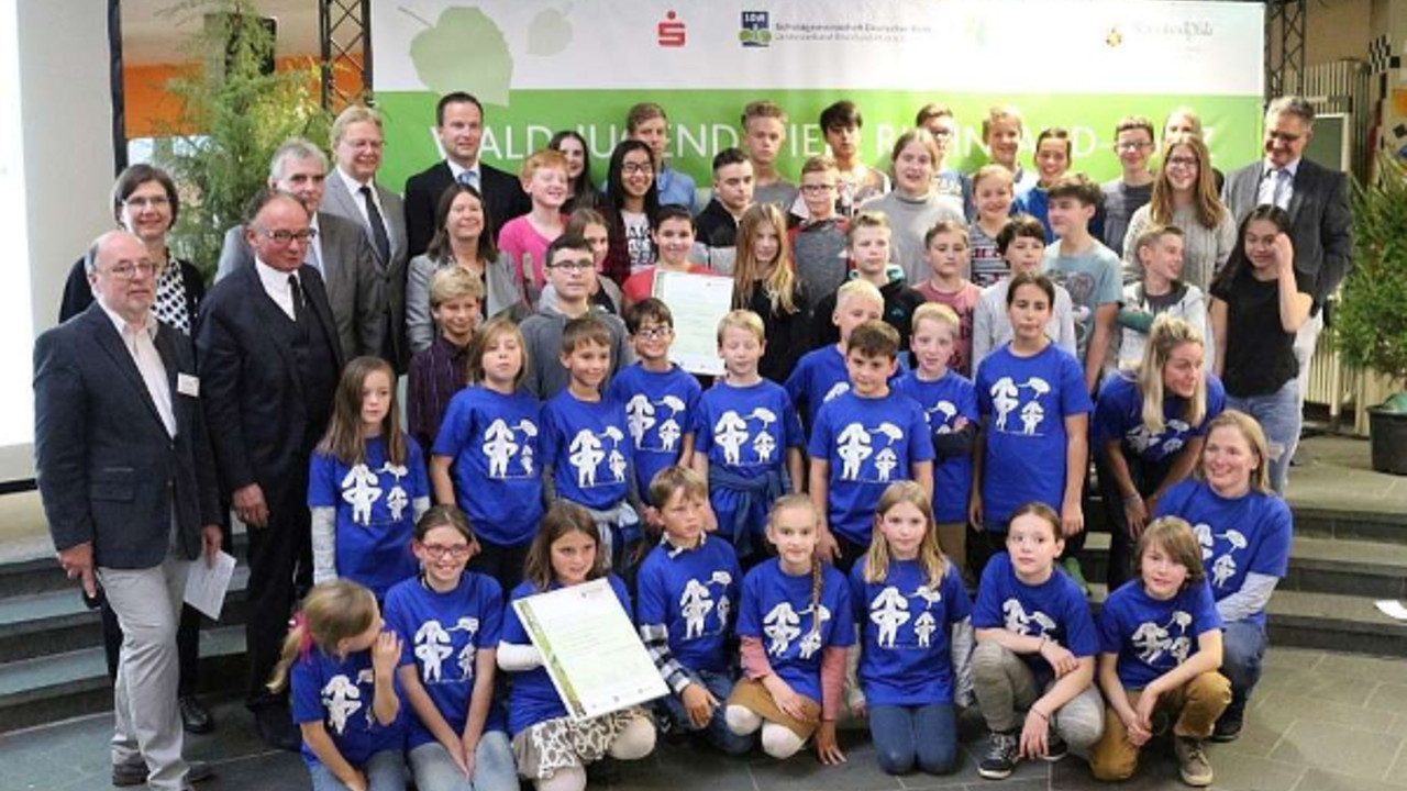 Gruppenfoto mit den beiden Landessiegerklassen der diesjährigen Wald-Jugendspiele