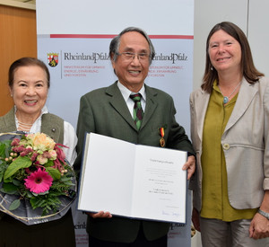 Umweltministerin Ulrike Höfken überreicht Dong Phan Hoang die Verdienstmedaille des Landes Rheinland-Pfalz