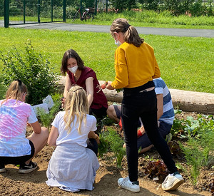 Pflanzaktion mit Anne Spiegel mit Schülerinnen und Schülern der Realschule Plus im Aartal