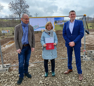 Klimaschutzministerin Katrin Eder übergibt auf der Baustelle der neuen Kläranlage den Förderbescheid