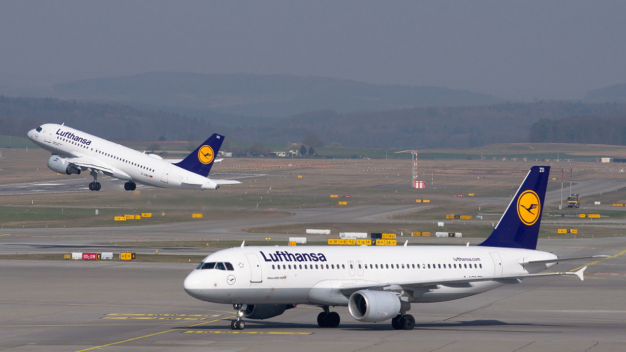 Passagierflugzeuge am Flughafen