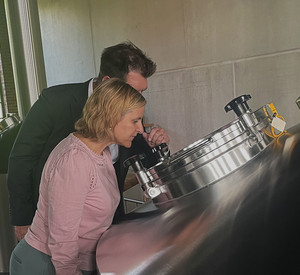 Blick in den Braukessel - Klimaschutzministerin Katrin Eder beim Firmenrundgang in der Westerwald-Brauerei H. Schneider in Hachenburg
