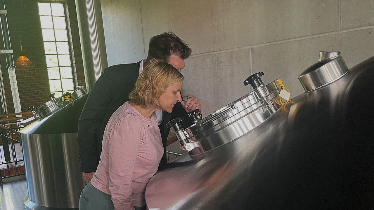 Blick in den Braukessel - Klimaschutzministerin Katrin Eder beim Firmenrundgang in der Westerwald-Brauerei H. Schneider in Hachenburg