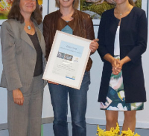 Umweltministerin Höfken bei der Überreichung der Urkunden
