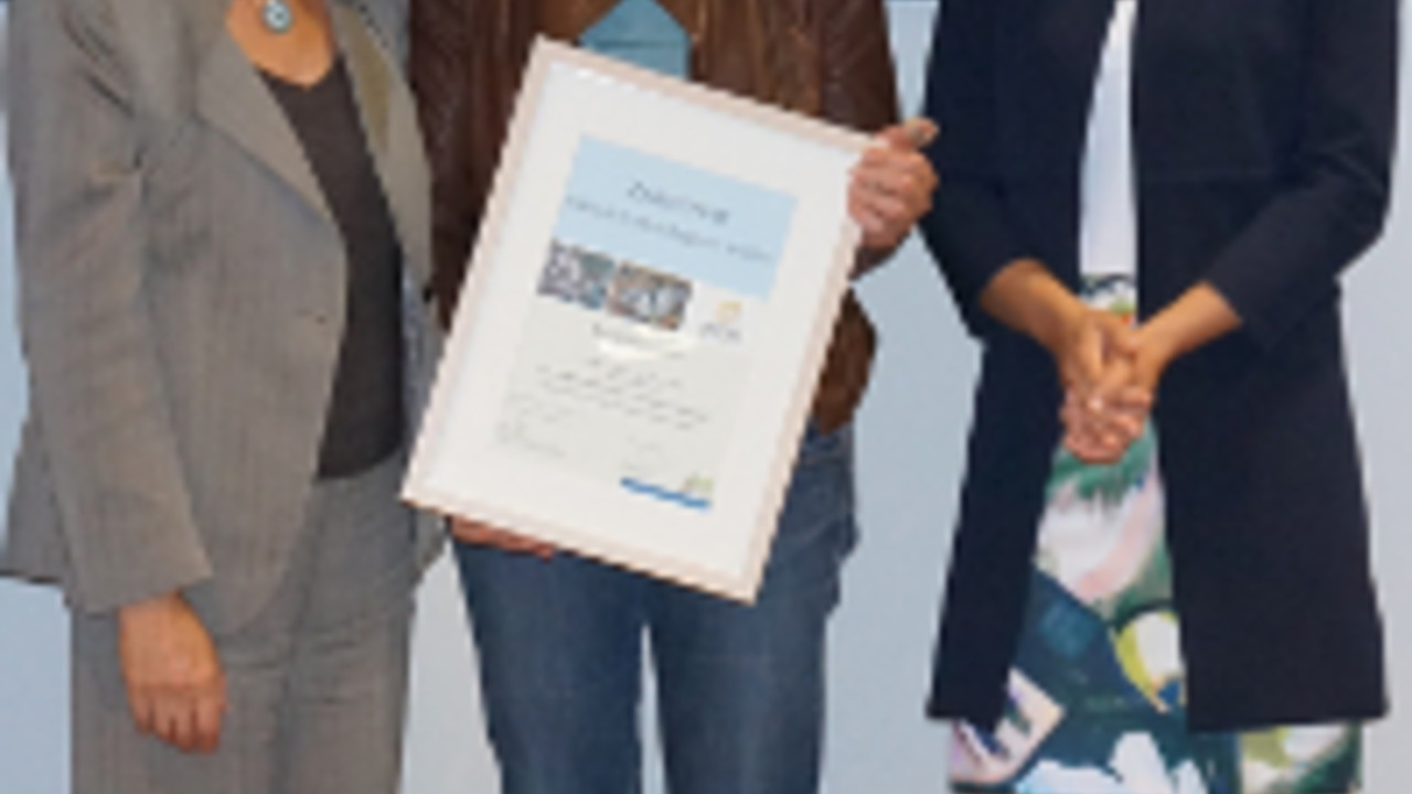 Umweltministerin Höfken bei der Überreichung der Urkunden
