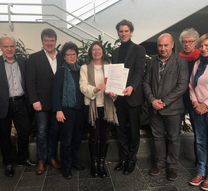 Übergabe des Förderbescheids zur Renaturierung des Simmerbachs. Gruppenbild mit Umweltministerin Ulrike Höfken und Landrat Dr. Marlon Bröhr.