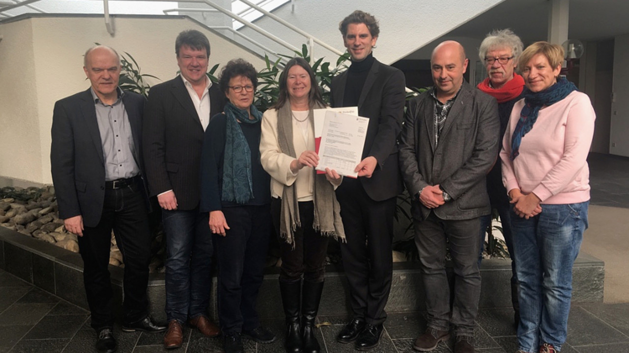 Übergabe des Förderbescheids zur Renaturierung des Simmerbachs. Gruppenbild mit Umweltministerin Ulrike Höfken und Landrat Dr. Marlon Bröhr.