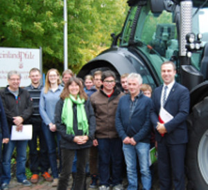 Gruppenbild mit Ulrike Höfken vor dem DLR-Gebäude in Bitburg
