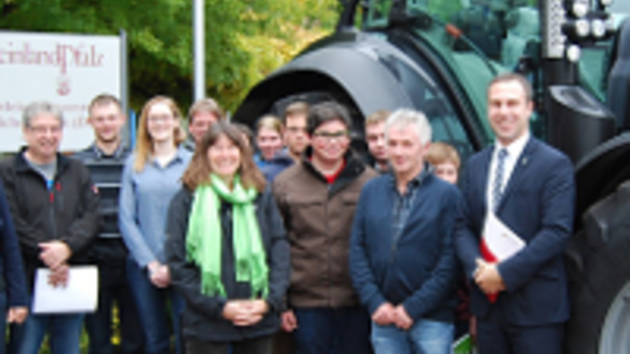 Gruppenbild mit Ulrike Höfken vor dem DLR-Gebäude in Bitburg