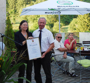 Umweltministerin Höfken überreicht in Reipoltskirchen den Sonderpreis für vorbildliche ökologische Leistungen.