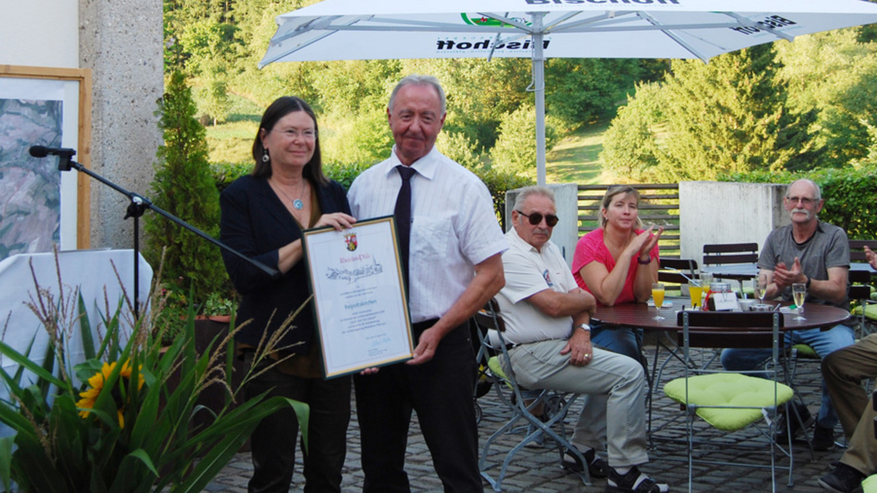 Umweltministerin Höfken überreicht in Reipoltskirchen den Sonderpreis für vorbildliche ökologische Leistungen.