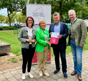 Klimaschutzministerin Katrin Eder überreicht den Förderbescheid aus dem Regionalen Zukunftsprogramm der Landesregierung