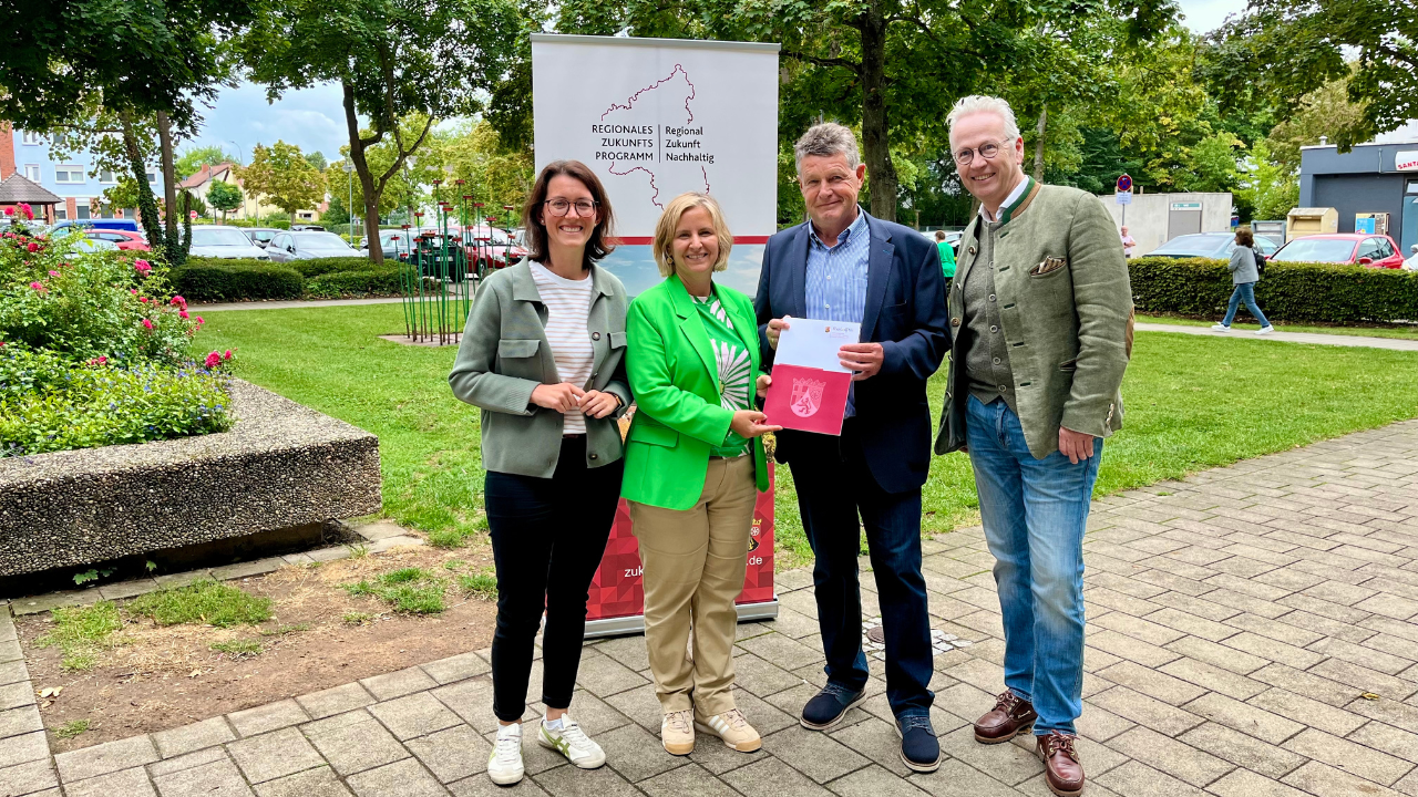 Klimaschutzministerin Katrin Eder überreicht den Förderbescheid aus dem Regionalen Zukunftsprogramm der Landesregierung