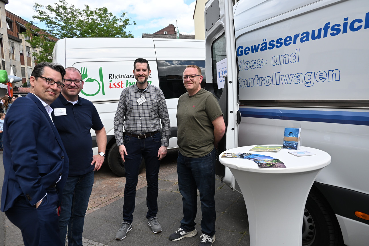Am Mess- und Laborwagen - Staatssekretär Michael Hauer besucht das Team der Gewässeraufsicht