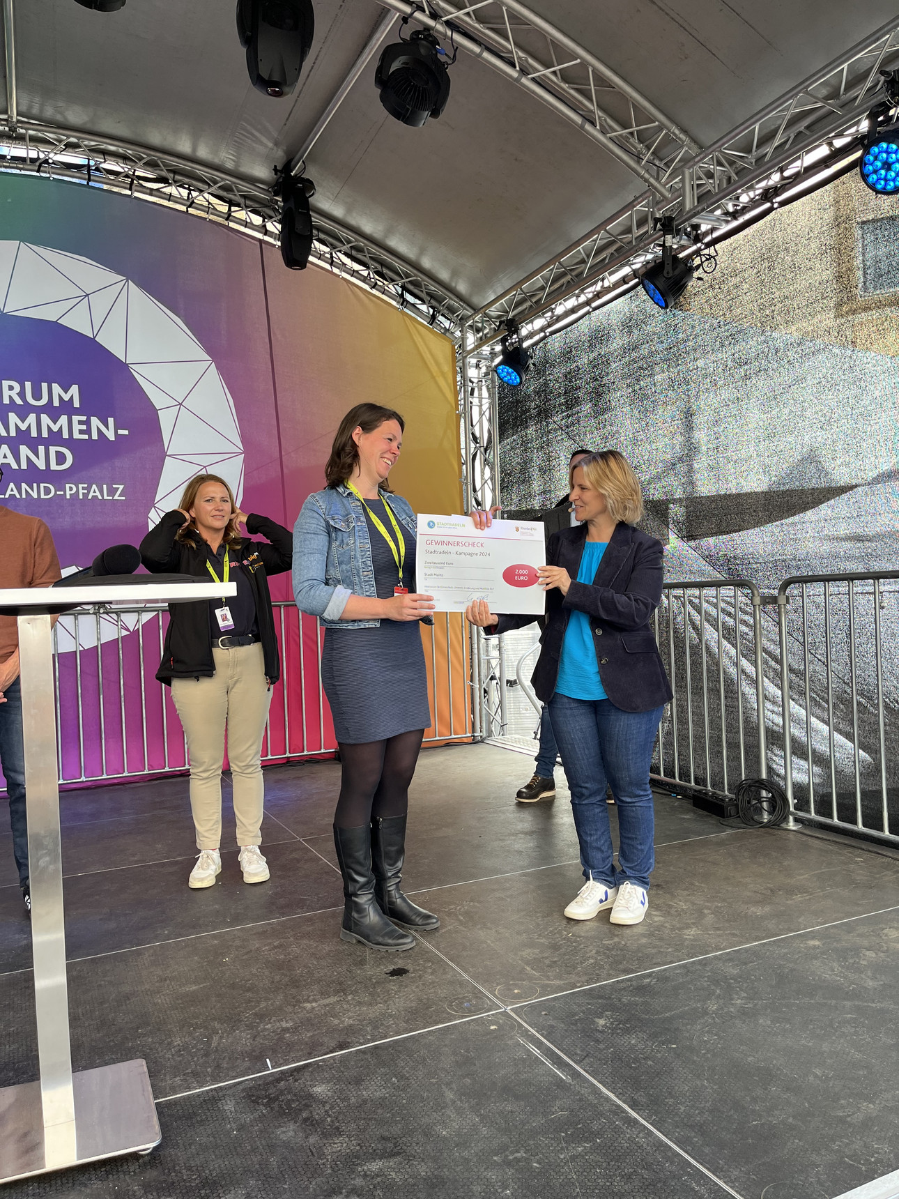 Stadtradeln: Mobilitätsministerin Katrin Eder überreicht den Gewinnerscheck für die Stadt Mainz