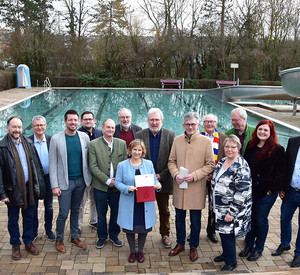 KIPKI-Förderbeschied-Übergabe im Schwimmbad Nieder-Olm