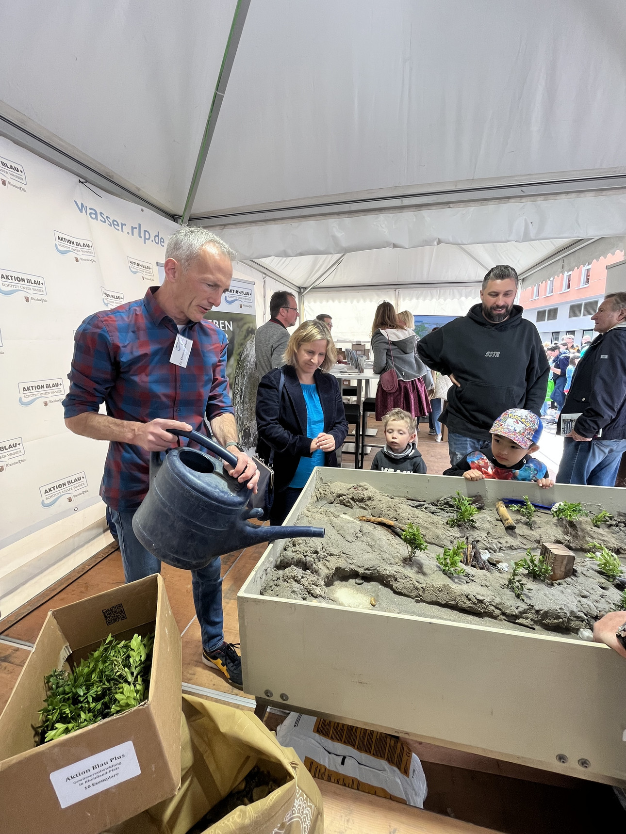 Am Stand der der Wasserwirtschaftsabteilung des Klimaschutzministeriums erlebt  Klimaschutzministerin Katrin Eder spannenden Anschauungsunterricht mit der Gießkanne