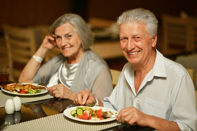Älteres Paar beim Mittagessen