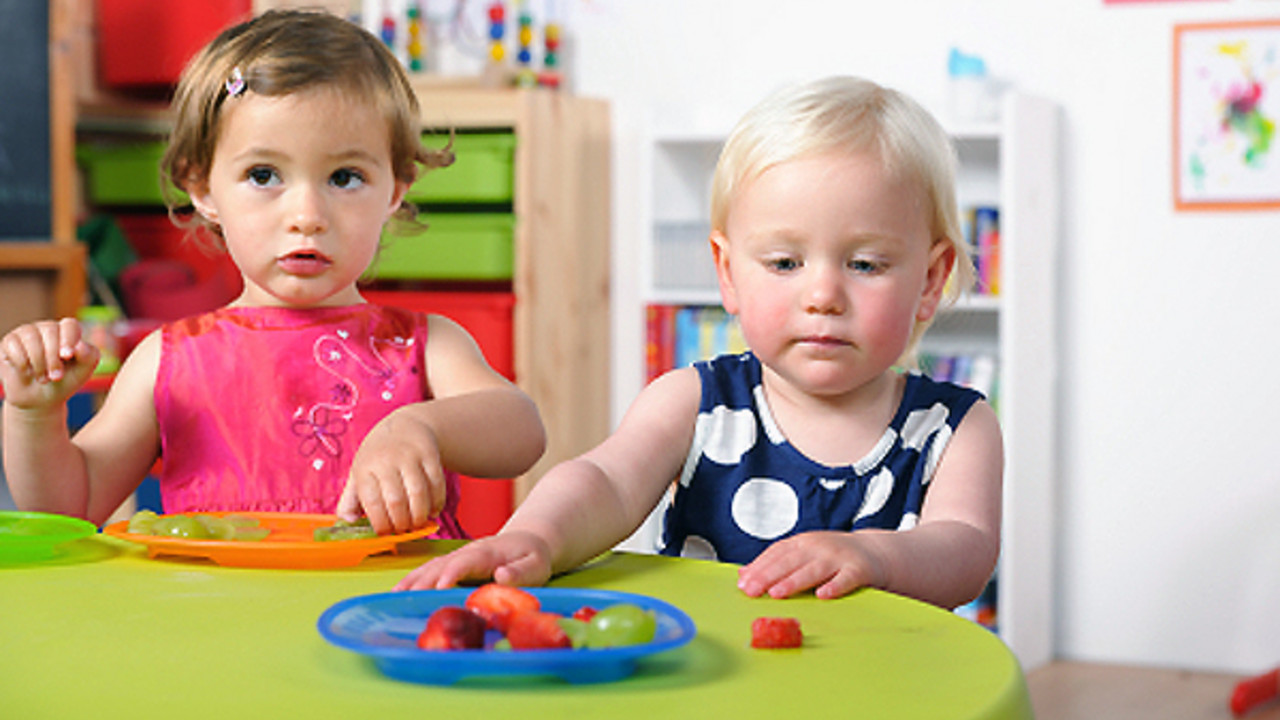 Zwei Kinder essen Obst