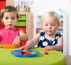 Zwei Kinder essen Obst